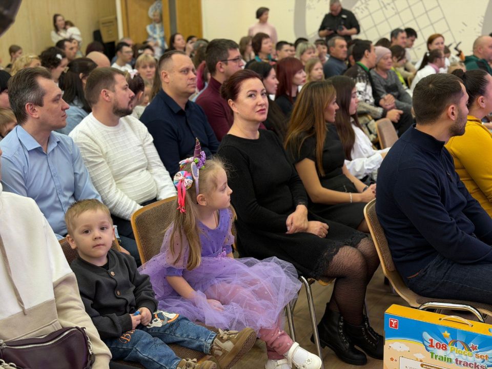 Сотням тяжелобольным детям Донбасса подарили «Новогоднее чудо» Сотням тяжелобольным детям Донбасса подарили «Новогоднее чудо»