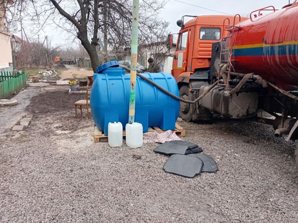 В Кировском внутригородском районе при поддержке региона-шефа Московская область продолжается подвоз воды для жителей домов, в которые в установленный графиком день не поступила вода В Кировском внутригородском районе при поддержке региона-шефа Московская область продолжается подвоз воды для жителей домов, в которые в установленный графиком день не поступила вода
