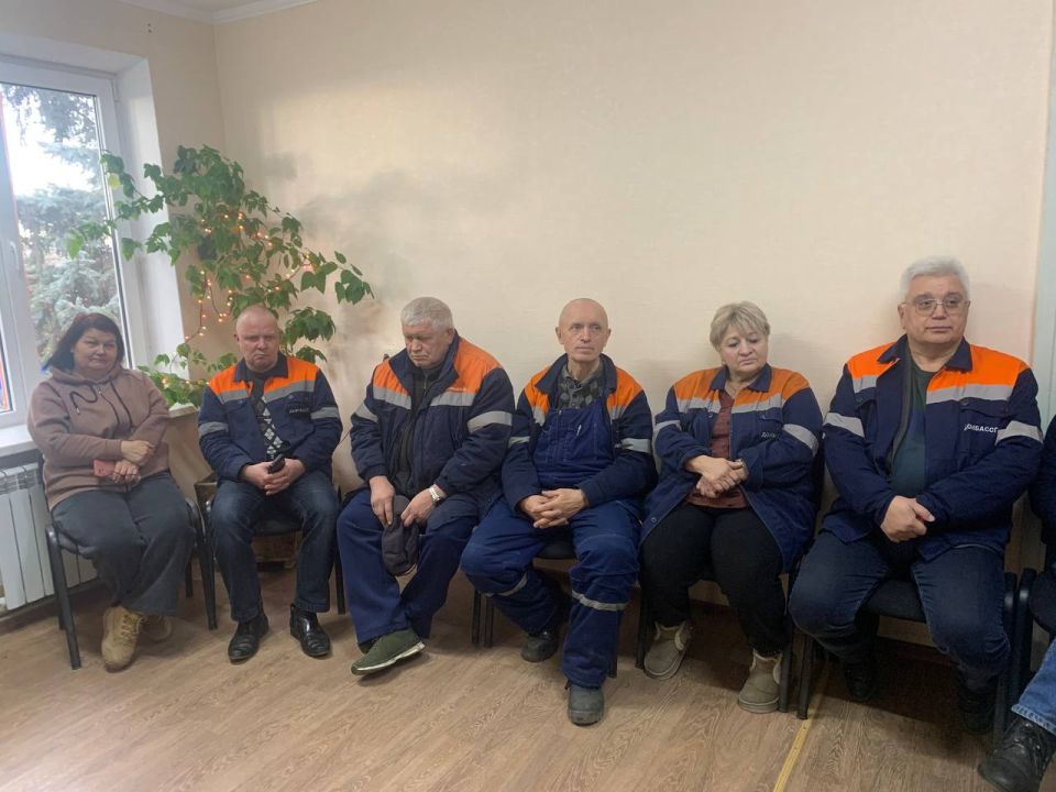 24 декабря заместитель главы администрации городского округа Торез Александр Люлькович провел встречу с трудовым коллективом ГорГаз г. Торез ШУГГ "Донбассгаз" ООО "ЧМНГ" 24 декабря заместитель главы администрации городского округа Торез Александр Люлькович провел встречу с трудовым коллективом ГорГаз г. Торез ШУГГ "Донбассгаз" ООО "ЧМНГ"
