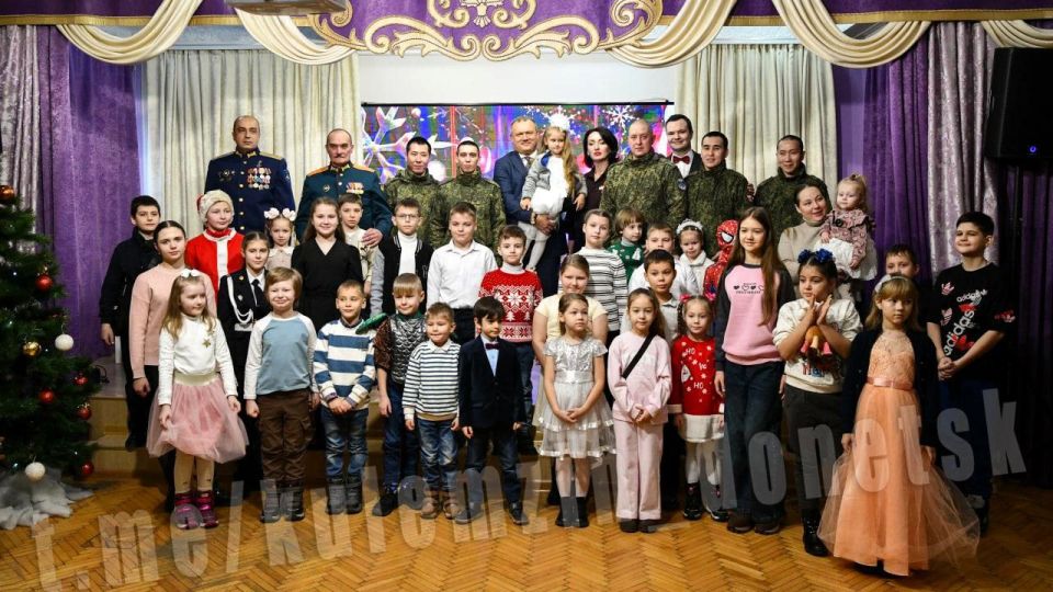 23 декабря в Донецкой государственной академической филармонии руководитель филиала фонда «Защитники Отечества» Марина Соловарова совместно с главой администрации г. Донецка Алексеем Кулемзиным поздравила детей ветеранов... 23 декабря в Донецкой государственной академической филармонии руководитель филиала фонда «Защитники Отечества» Марина Соловарова совместно с главой администрации г. Донецка Алексеем Кулемзиным поздравила детей ветеранов...