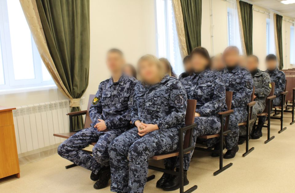 Коллектив ИК-13 поздравил коллегу с выходом на пенсию Коллектив ИК-13 поздравил коллегу с выходом на пенсию