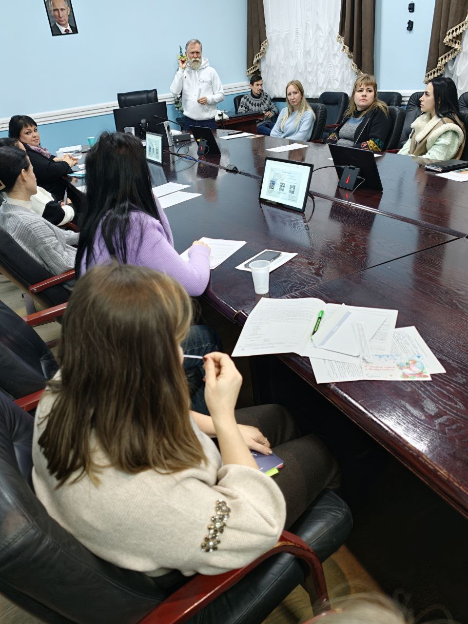 24 декабря в управлении ФГУП «Железные дороги Новороссии» состоялась встреча коллектива с Виктором Андроновым – руководителем благотворительного фонда «Энергия Жизни» из Санкт-Петербурга, почетным донором, внесенным в Книгу... 24 декабря в управлении ФГУП «Железные дороги Новороссии» состоялась встреча коллектива с Виктором Андроновым – руководителем благотворительного фонда «Энергия Жизни» из Санкт-Петербурга, почетным донором, внесенным в Книгу...