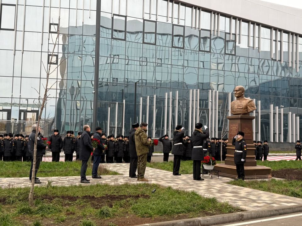 В Мариупольском филиале Нахимовского военно-морского училища состоялось торжественное открытие бюста генерал-майора Михаила Евгеньевича Гудкова В Мариупольском филиале Нахимовского военно-морского училища состоялось торжественное открытие бюста генерал-майора Михаила Евгеньевича Гудкова