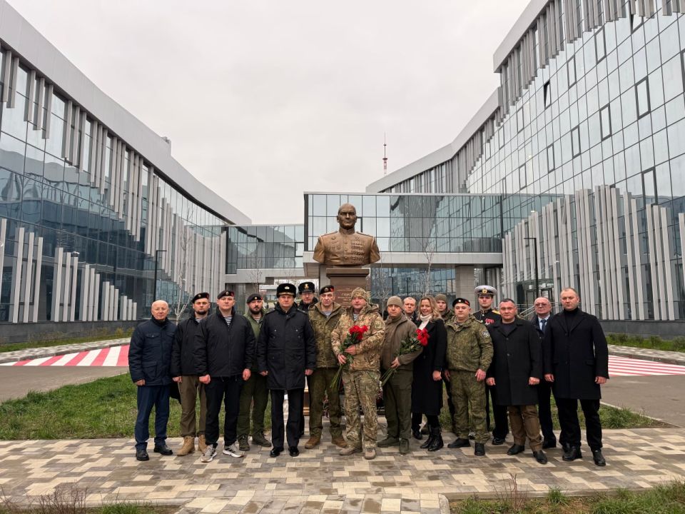 В Мариупольском филиале Нахимовского военно-морского училища состоялось торжественное открытие бюста генерал-майора Михаила Евгеньевича Гудкова В Мариупольском филиале Нахимовского военно-морского училища состоялось торжественное открытие бюста генерал-майора Михаила Евгеньевича Гудкова