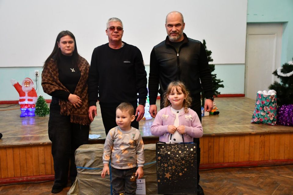 Под Новый год, когда воздух наполнен ожиданием чуда, мечты юных жителей Дебальцево стали реальностью благодаря Всероссийской акции «Ёлка желаний» Под Новый год, когда воздух наполнен ожиданием чуда, мечты юных жителей Дебальцево стали реальностью благодаря Всероссийской акции «Ёлка желаний»