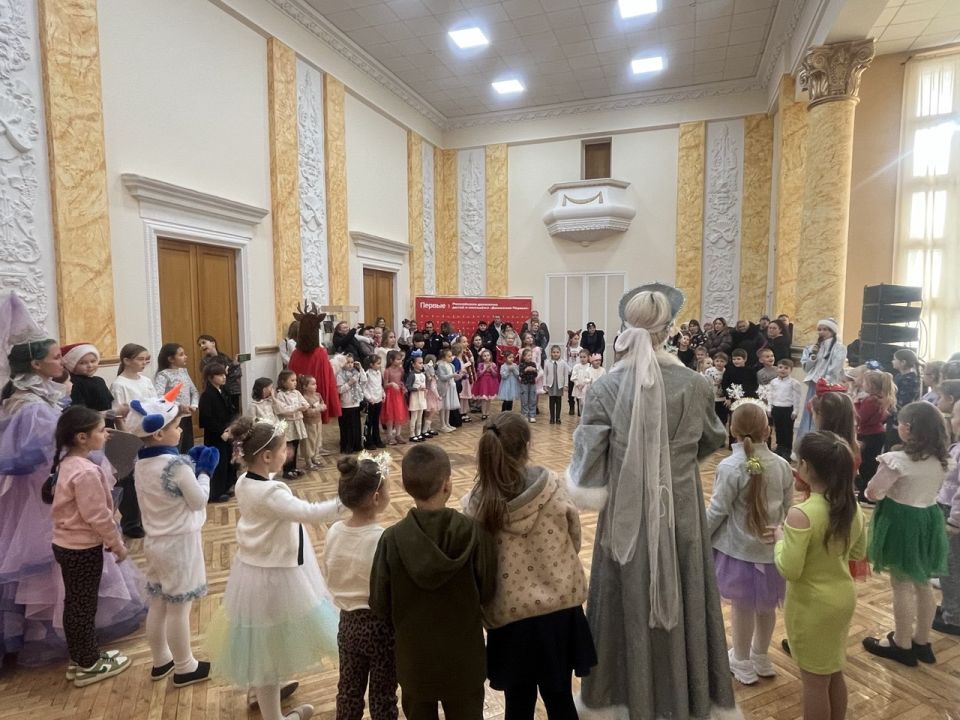Праздник детства в Шахтерске: Донецк дарит новогоднее чудо Праздник детства в Шахтерске: Донецк дарит новогоднее чудо