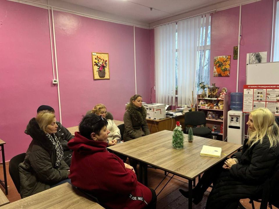 Сегодня заведующий Новоселовского территориального сектора Администрации Тельмановского округа провела встречу с жителями села Новоселовка, где Сегодня заведующий Новоселовского территориального сектора Администрации Тельмановского округа провела встречу с жителями села Новоселовка, где