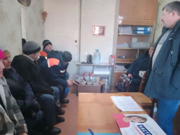 Начальник Белояровского территориального отдела Анатолий Курнышов провел встречу с жителями села Артемовка, в ходе которой обсудил ключевые планы развития населенного пункта на ближайшее время