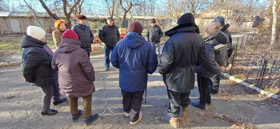 Валентин Левченко: Совместно с заместителем главы администрации городского округа Донецк Тимуром Артеменко, следуя доброй традиции, которая сложилась в этом году, в очередной раз посетили жителей поселка Донецк-Северный Валентин Левченко: Совместно с заместителем главы администрации городского округа Донецк Тимуром Артеменко, следуя доброй традиции, которая сложилась в этом году, в очередной раз посетили жителей поселка Донецк-Северный