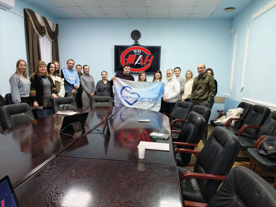 24 декабря в управлении ФГУП «Железные дороги Новороссии» состоялась встреча коллектива с Виктором Андроновым – руководителем благотворительного фонда «Энергия Жизни» из Санкт-Петербурга, почетным донором, внесенным в Книгу... 24 декабря в управлении ФГУП «Железные дороги Новороссии» состоялась встреча коллектива с Виктором Андроновым – руководителем благотворительного фонда «Энергия Жизни» из Санкт-Петербурга, почетным донором, внесенным в Книгу...