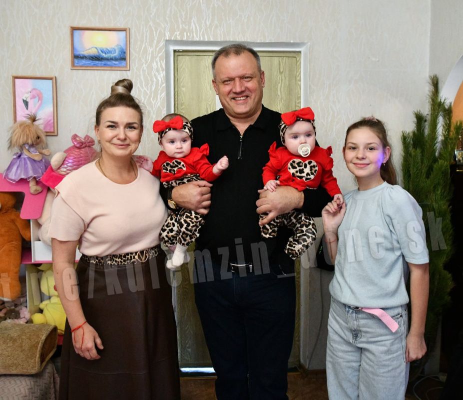 Алексей Кулемзин: Накануне Нового года навестил в Кировском районе семью Дмитрия – участника специальной военной операции – и его супругу Юлию Алексей Кулемзин: Накануне Нового года навестил в Кировском районе семью Дмитрия – участника специальной военной операции – и его супругу Юлию