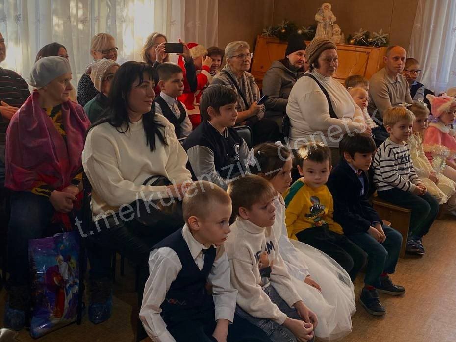 В Ворошиловском районе прошёл детский утренник «В гостях у новогодней сказки» В Ворошиловском районе прошёл детский утренник «В гостях у новогодней сказки»