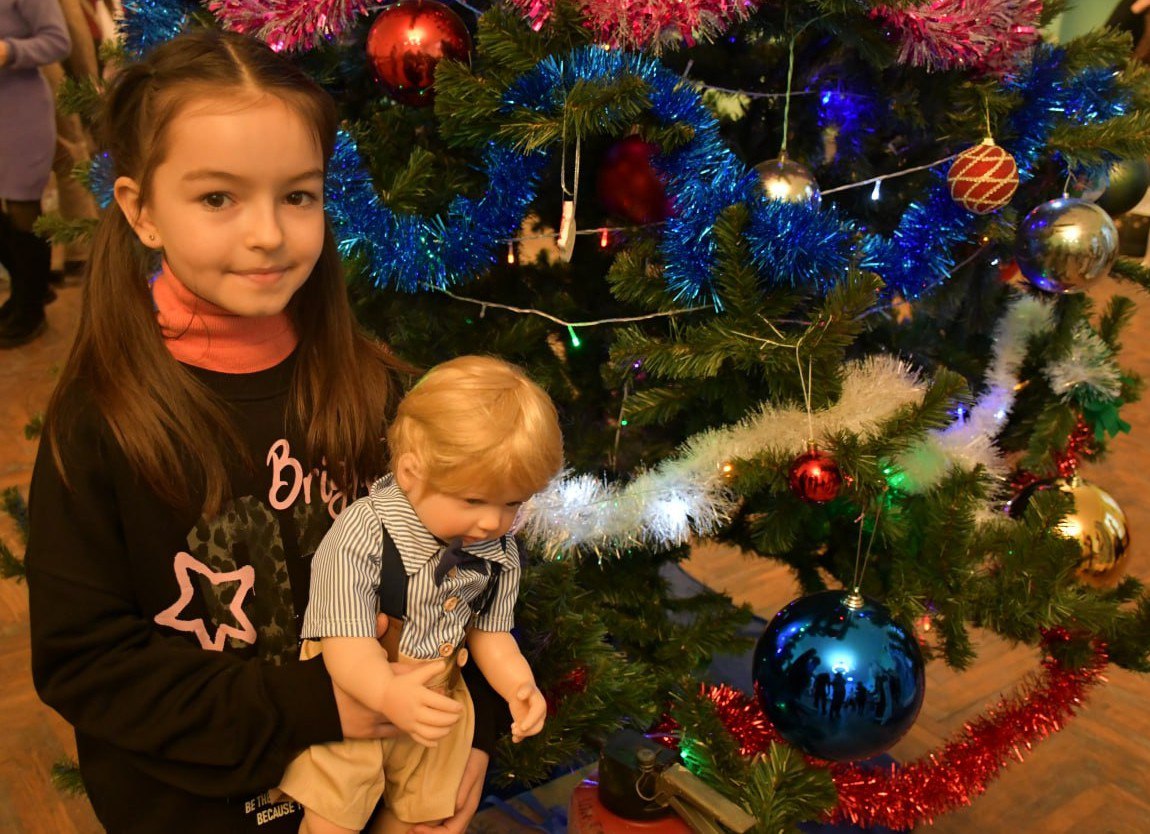 Под Новый год, когда воздух наполнен ожиданием чуда, мечты юных жителей Дебальцево стали реальностью благодаря Всероссийской акции «Ёлка желаний» Под Новый год, когда воздух наполнен ожиданием чуда, мечты юных жителей Дебальцево стали реальностью благодаря Всероссийской акции «Ёлка желаний»