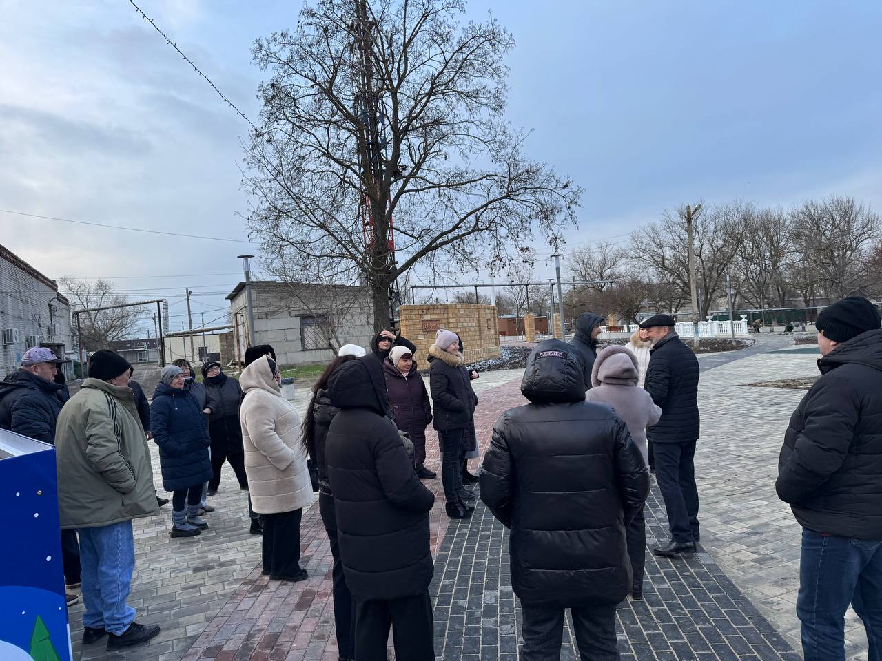 Глава муниципального образования Мангушский муниципальный округ Борис Трима совместно с управляющим делами Администрации Натальей Паршиной провели встречу с жителями Глава муниципального образования Мангушский муниципальный округ Борис Трима совместно с управляющим делами Администрации Натальей Паршиной провели встречу с жителями