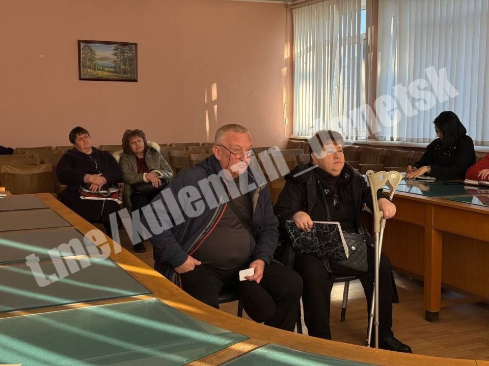 Сегодня советник главы администрации городского округа Донецк провёл приём граждан в общественной приёмной Донецкого городского местного отделения партии «Единая Россия» Сегодня советник главы администрации городского округа Донецк провёл приём граждан в общественной приёмной Донецкого городского местного отделения партии «Единая Россия»