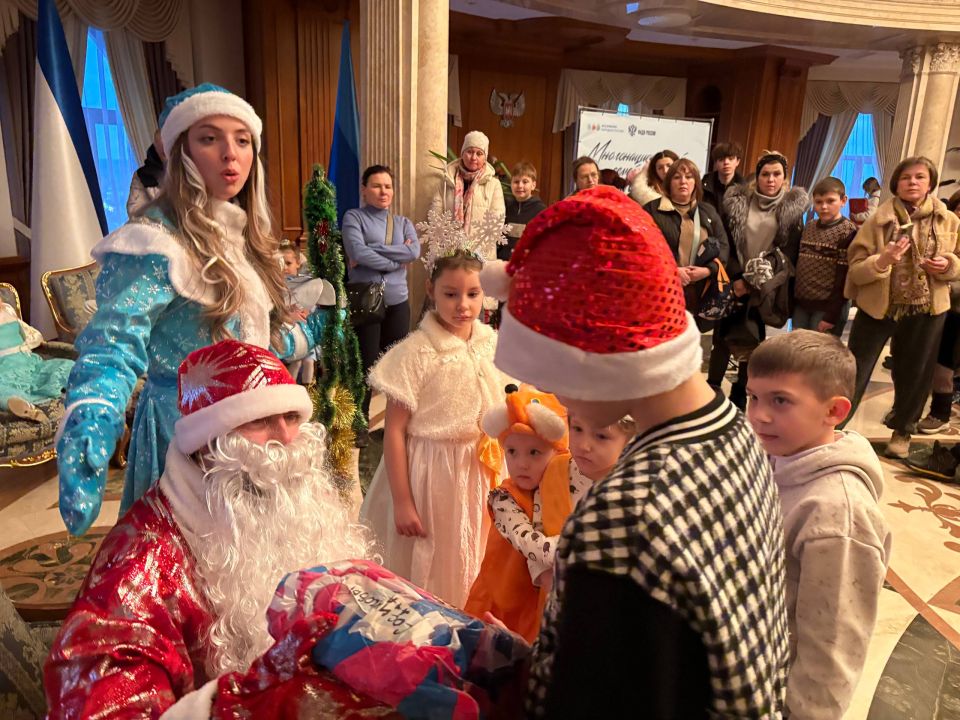 Дед Мороз, Снегурочка и подарки: предновогодняя радость для детей РОО «Землячество Алании Донецкой Народной Республики» Дед Мороз, Снегурочка и подарки: предновогодняя радость для детей РОО «Землячество Алании Донецкой Народной Республики»