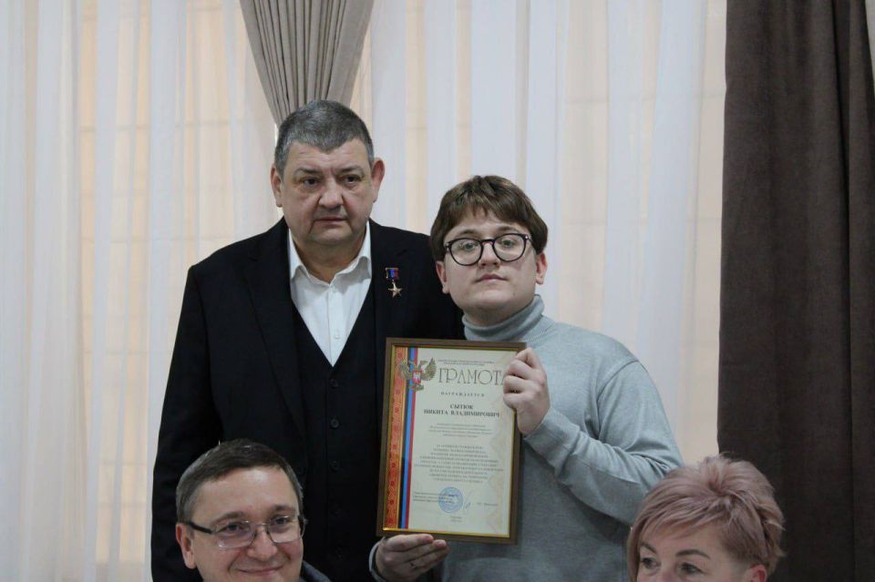 В Горловке наградили активистов «Движения Первых» и волонтеров В Горловке наградили активистов «Движения Первых» и волонтеров