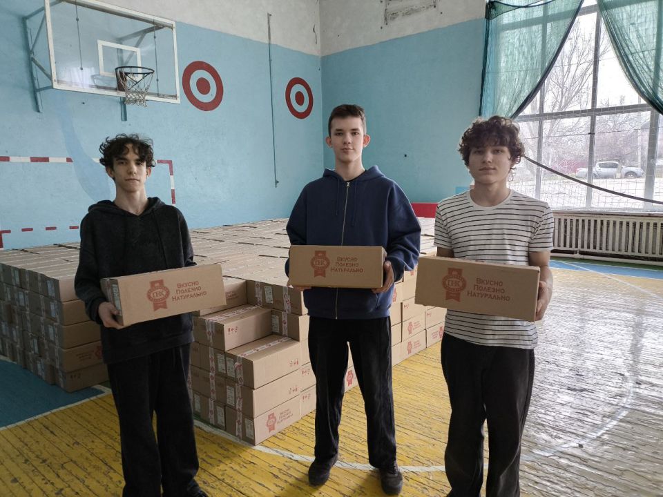 В канун Нового года шеф-регион Приморский край доставил сладкие подарки детям городского округа Торез В канун Нового года шеф-регион Приморский край доставил сладкие подарки детям городского округа Торез