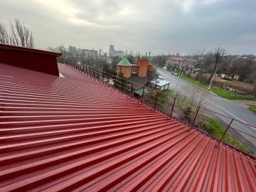 Строители из Ленобласти завершают ремонт кровли и огнезащиту ДК «Чайка»