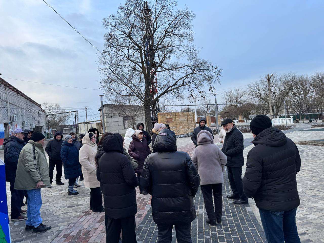 Глава муниципального образования Мангушский муниципальный округ Борис Трима совместно с управляющим делами Администрации Натальей Паршиной провели встречу с жителями Глава муниципального образования Мангушский муниципальный округ Борис Трима совместно с управляющим делами Администрации Натальей Паршиной провели встречу с жителями