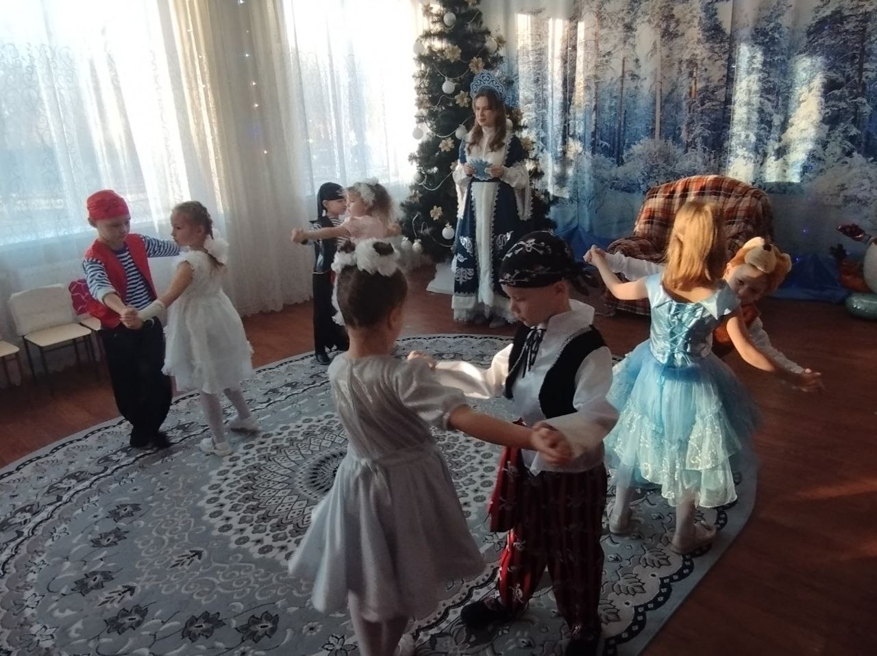 Сегодня, 25 декабря в ГКДОУ «Детский сад №4 «Сказка» г.о. Дебальцево» ДНР (воспитатель Строганова С.В.) в логопедической подготовительной группе прошел сказочный новогодний утренник «Снегурочка – несмеяна!» Сегодня, 25 декабря в ГКДОУ «Детский сад №4 «Сказка» г.о. Дебальцево» ДНР (воспитатель Строганова С.В.) в логопедической подготовительной группе прошел сказочный новогодний утренник «Снегурочка – несмеяна!»