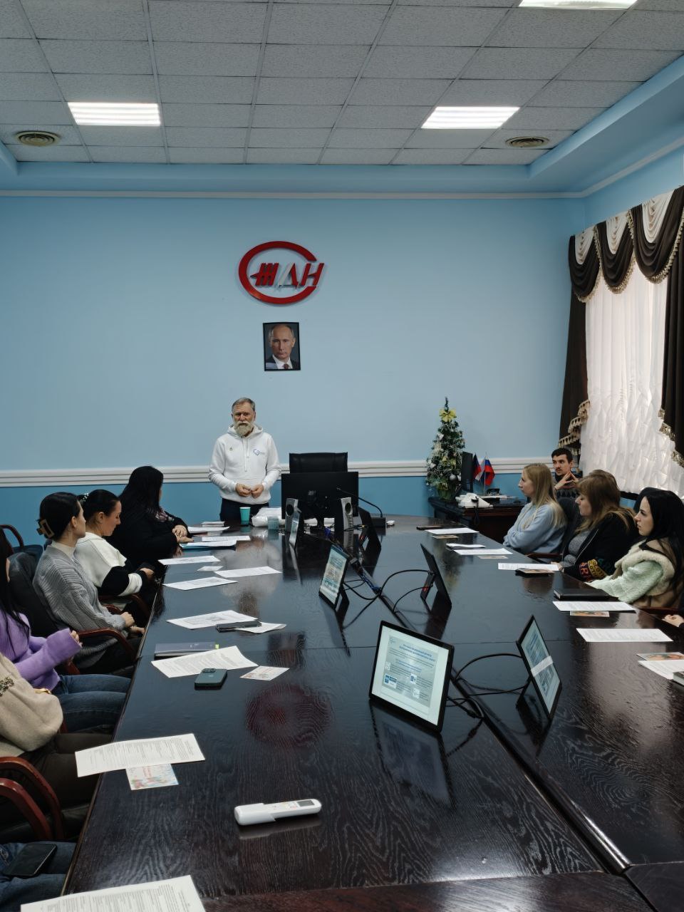 24 декабря в управлении ФГУП «Железные дороги Новороссии» состоялась встреча коллектива с Виктором Андроновым – руководителем благотворительного фонда «Энергия Жизни» из Санкт-Петербурга, почетным донором, внесенным в Книгу...