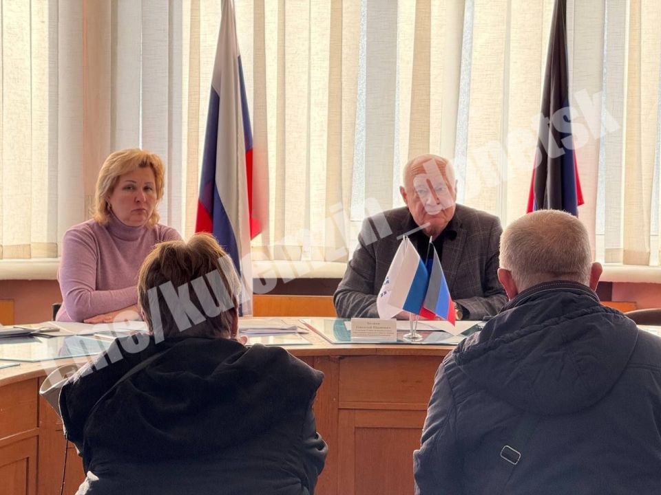 Сегодня советник главы администрации городского округа Донецк провёл приём граждан в общественной приёмной Донецкого городского местного отделения партии «Единая Россия» Сегодня советник главы администрации городского округа Донецк провёл приём граждан в общественной приёмной Донецкого городского местного отделения партии «Единая Россия»