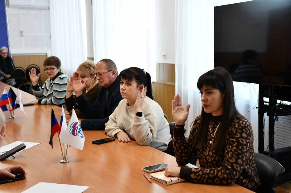 В Дебальцево состоялся Политсовет местного отделения Партии «Единая Россия» В Дебальцево состоялся Политсовет местного отделения Партии «Единая Россия»