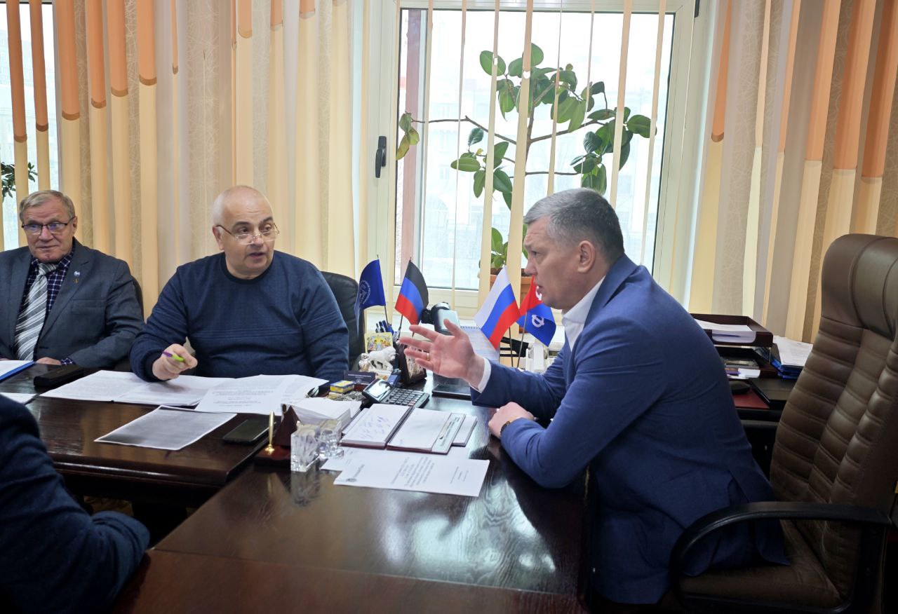 Максим Паршин принял участие в заседании Совета по улучшению качества жизни, которое провел Председатель Правительства ДНР Андрей Чертков Максим Паршин принял участие в заседании Совета по улучшению качества жизни, которое провел Председатель Правительства ДНР Андрей Чертков