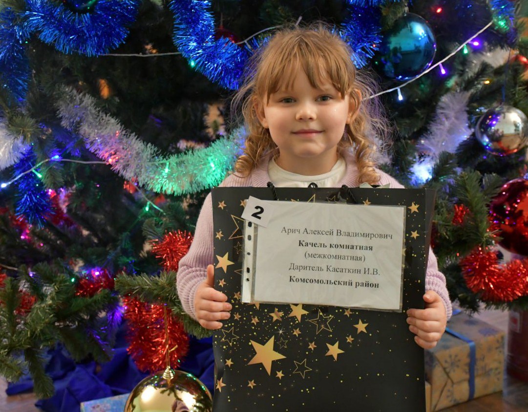 Под Новый год, когда воздух наполнен ожиданием чуда, мечты юных жителей Дебальцево стали реальностью благодаря Всероссийской акции «Ёлка желаний» Под Новый год, когда воздух наполнен ожиданием чуда, мечты юных жителей Дебальцево стали реальностью благодаря Всероссийской акции «Ёлка желаний»