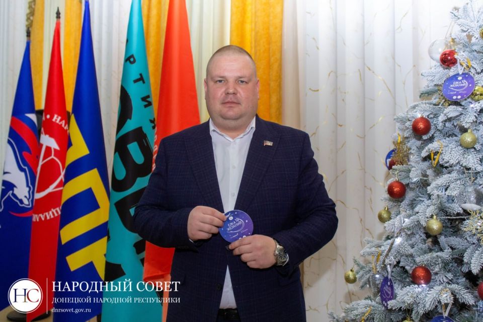 Депутаты Народного Совета принимают участие во Всероссийской благотворительной акции «Елка желаний» Депутаты Народного Совета принимают участие во Всероссийской благотворительной акции «Елка желаний»