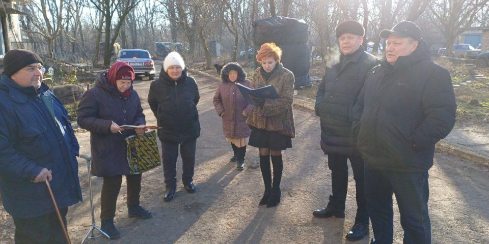 Валентин Левченко: Совместно с заместителем главы администрации городского округа Донецк Тимуром Артеменко, следуя доброй традиции, которая сложилась в этом году, в очередной раз посетили жителей поселка Донецк-Северный Валентин Левченко: Совместно с заместителем главы администрации городского округа Донецк Тимуром Артеменко, следуя доброй традиции, которая сложилась в этом году, в очередной раз посетили жителей поселка Донецк-Северный