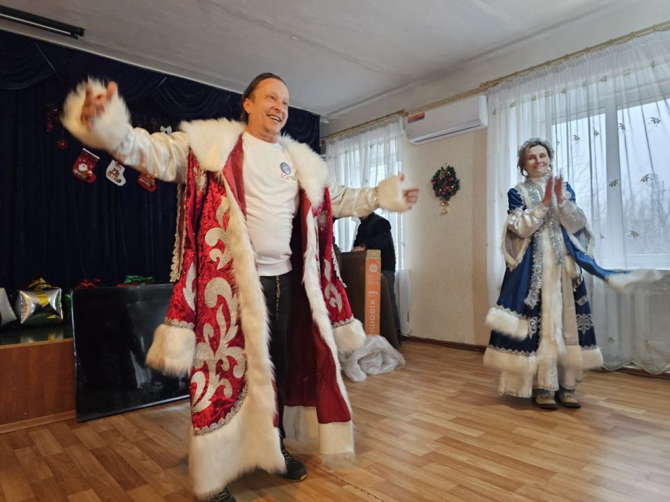 Иван Охлобыстин и Сергей Гармаш вручили новогодние подарки детям прифронтовых территорий Иван Охлобыстин и Сергей Гармаш вручили новогодние подарки детям прифронтовых территорий