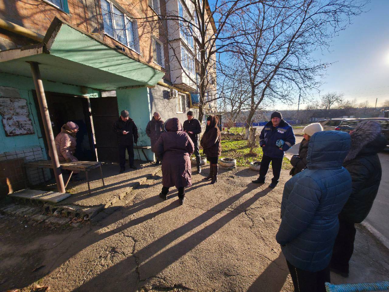 Замглавы администрации Снежного ответил на вопросы жителей ул. Кирова Замглавы администрации Снежного ответил на вопросы жителей ул. Кирова