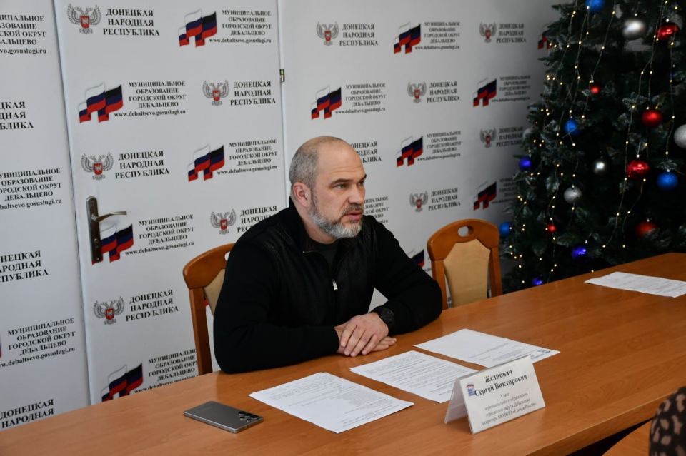 В Дебальцево состоялся Политсовет местного отделения Партии «Единая Россия» В Дебальцево состоялся Политсовет местного отделения Партии «Единая Россия»