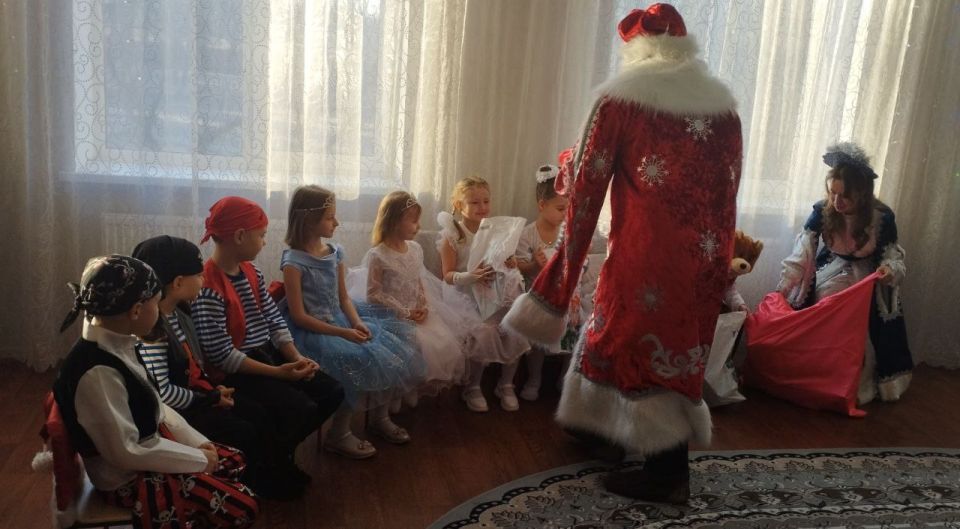 Сегодня, 25 декабря в ГКДОУ «Детский сад №4 «Сказка» г.о. Дебальцево» ДНР (воспитатель Строганова С.В.) в логопедической подготовительной группе прошел сказочный новогодний утренник «Снегурочка – несмеяна!» Сегодня, 25 декабря в ГКДОУ «Детский сад №4 «Сказка» г.о. Дебальцево» ДНР (воспитатель Строганова С.В.) в логопедической подготовительной группе прошел сказочный новогодний утренник «Снегурочка – несмеяна!»