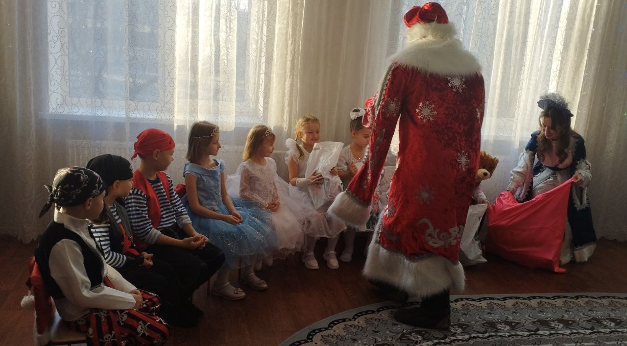 Сегодня, 25 декабря в ГКДОУ «Детский сад №4 «Сказка» г.о. Дебальцево» ДНР (воспитатель Строганова С.В.) в логопедической подготовительной группе прошел сказочный новогодний утренник «Снегурочка – несмеяна!» Сегодня, 25 декабря в ГКДОУ «Детский сад №4 «Сказка» г.о. Дебальцево» ДНР (воспитатель Строганова С.В.) в логопедической подготовительной группе прошел сказочный новогодний утренник «Снегурочка – несмеяна!»