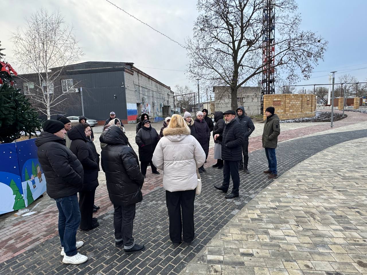 Глава муниципального образования Мангушский муниципальный округ Борис Трима совместно с управляющим делами Администрации Натальей Паршиной провели встречу с жителями Глава муниципального образования Мангушский муниципальный округ Борис Трима совместно с управляющим делами Администрации Натальей Паршиной провели встречу с жителями