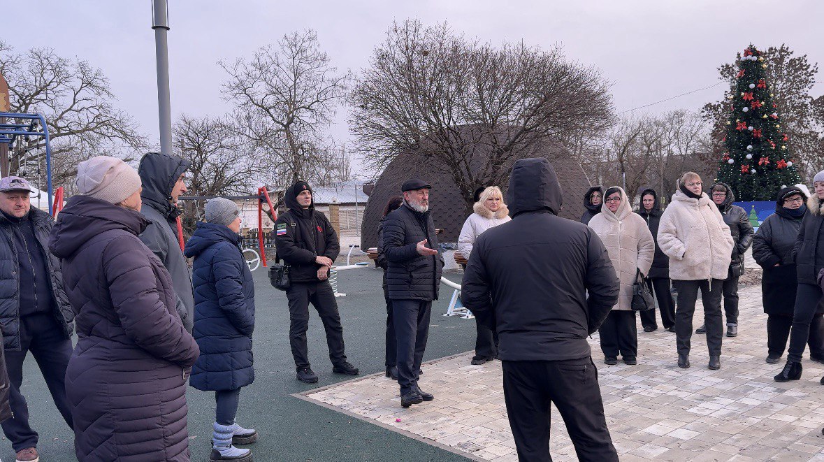 Глава муниципального образования Мангушский муниципальный округ Борис Трима совместно с управляющим делами Администрации Натальей Паршиной провели встречу с жителями
