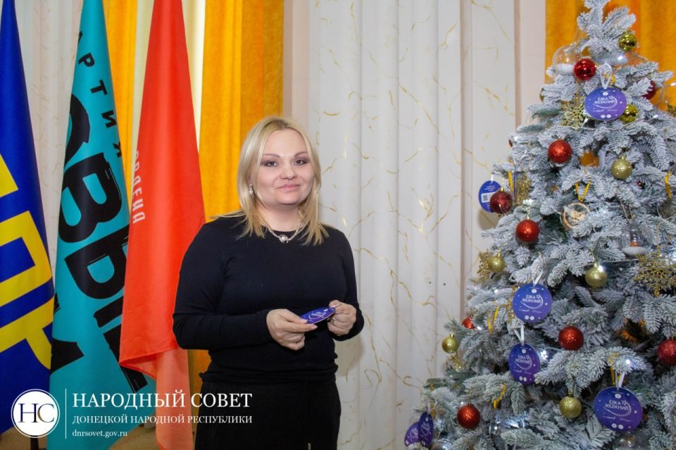 Депутаты Народного Совета принимают участие во Всероссийской благотворительной акции «Елка желаний» Депутаты Народного Совета принимают участие во Всероссийской благотворительной акции «Елка желаний»