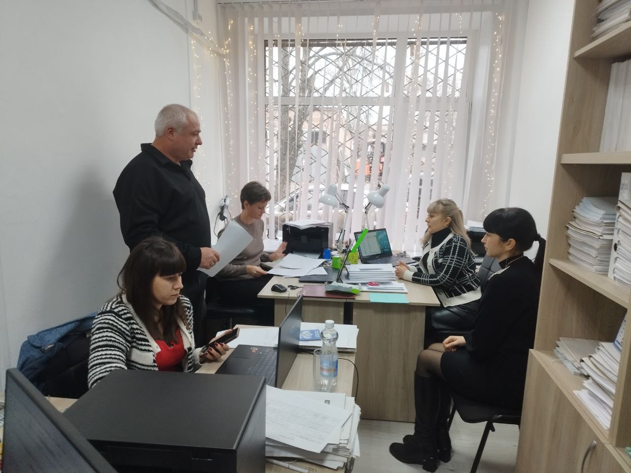 25 декабря 2025 года депутат Тельмановского муниципального совета Юрий Корюк встретился с коллективом совета