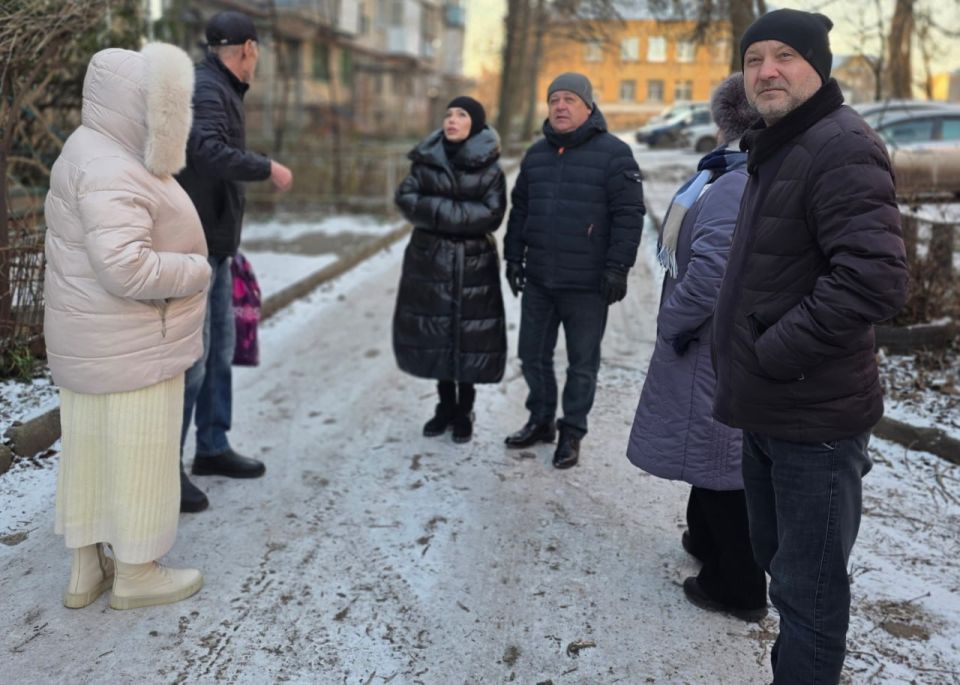 Иван Адамец: Первый заместитель руководителя Управы Куйбышевского района Алина Волкова и депутат Донецкого городского совета Герман Полунин провели встречу с жителями дома №34 по улице Сомова Иван Адамец: Первый заместитель руководителя Управы Куйбышевского района Алина Волкова и депутат Донецкого городского совета Герман Полунин провели встречу с жителями дома №34 по улице Сомова