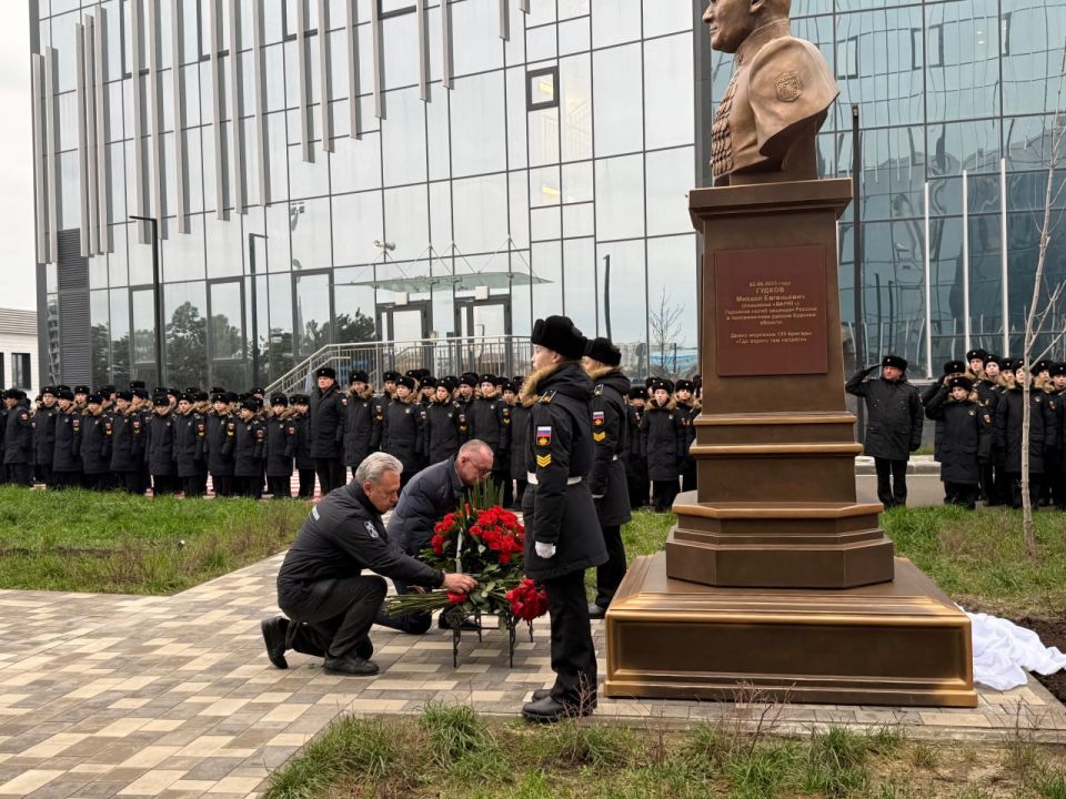 В Мариупольском филиале Нахимовского военно-морского училища состоялось торжественное открытие бюста генерал-майора Михаила Евгеньевича Гудкова В Мариупольском филиале Нахимовского военно-морского училища состоялось торжественное открытие бюста генерал-майора Михаила Евгеньевича Гудкова