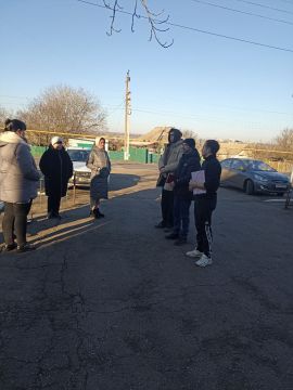 Заведующий Осыковским территориальным сектором Администрации Старобешевского муниципального округа Дмитренко Евгений Александрович провёл встречу с населением улицы Школьная села Осыково