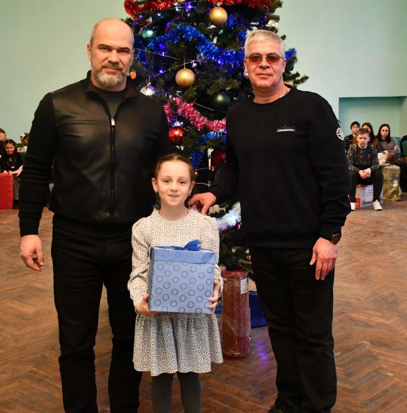 Под Новый год, когда воздух наполнен ожиданием чуда, мечты юных жителей Дебальцево стали реальностью благодаря Всероссийской акции «Ёлка желаний» Под Новый год, когда воздух наполнен ожиданием чуда, мечты юных жителей Дебальцево стали реальностью благодаря Всероссийской акции «Ёлка желаний»