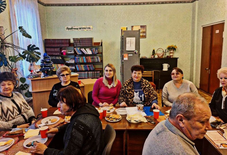 Сила единства: Вручение благодарственных писем и подарков активистам города Тореза Сила единства: Вручение благодарственных писем и подарков активистам города Тореза