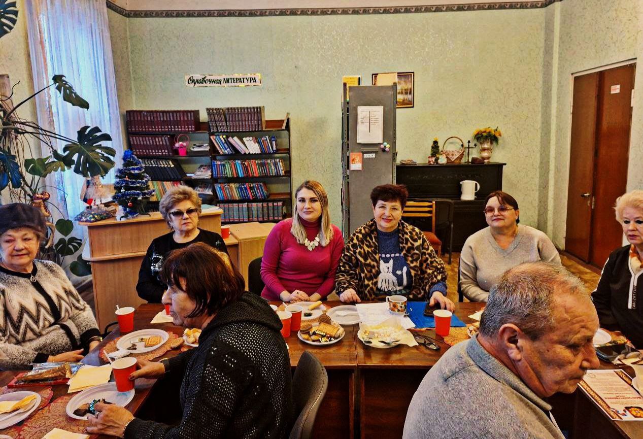 Сила единства: Вручение благодарственных писем и подарков активистам города Тореза Сила единства: Вручение благодарственных писем и подарков активистам города Тореза