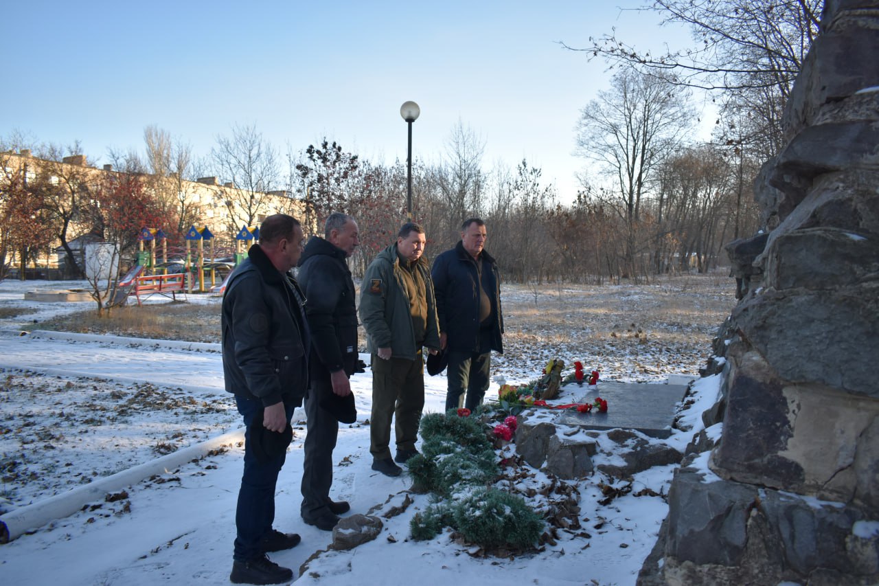 Игорь Лызов: Почтили память воинов-интернационалистов, исполнивших служебный долг за пределами Отечества, возложив цветы к памятнику воинам-интернационалистам Игорь Лызов: Почтили память воинов-интернационалистов, исполнивших служебный долг за пределами Отечества, возложив цветы к памятнику воинам-интернационалистам