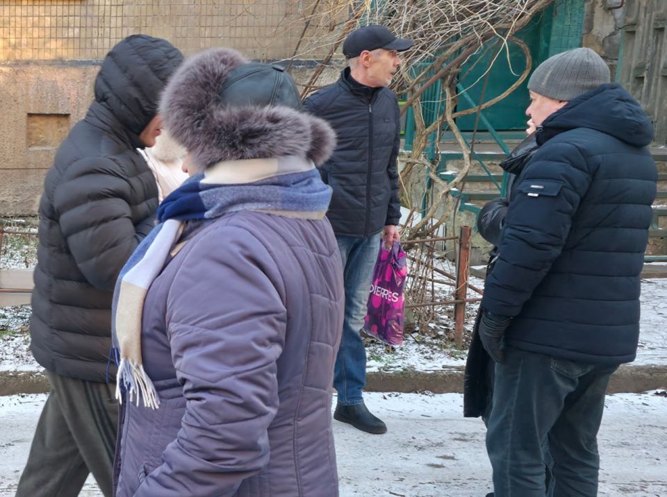 Иван Адамец: Первый заместитель руководителя Управы Куйбышевского района Алина Волкова и депутат Донецкого городского совета Герман Полунин провели встречу с жителями дома №34 по улице Сомова Иван Адамец: Первый заместитель руководителя Управы Куйбышевского района Алина Волкова и депутат Донецкого городского совета Герман Полунин провели встречу с жителями дома №34 по улице Сомова