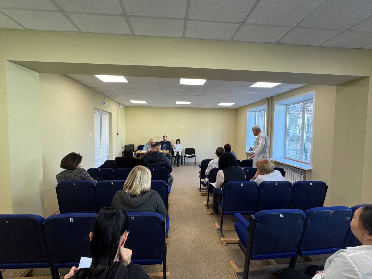 Глава муниципального образования Мангушский муниципальный округ Борис Трима совместно с управляющим делами Администрации Натальей Паршиной провели встречу с жителями Глава муниципального образования Мангушский муниципальный округ Борис Трима совместно с управляющим делами Администрации Натальей Паршиной провели встречу с жителями